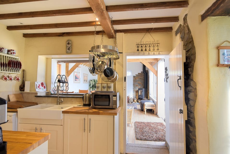 Cottage | Private kitchen | Fridge, microwave, dishwasher, cookware/dishes/utensils