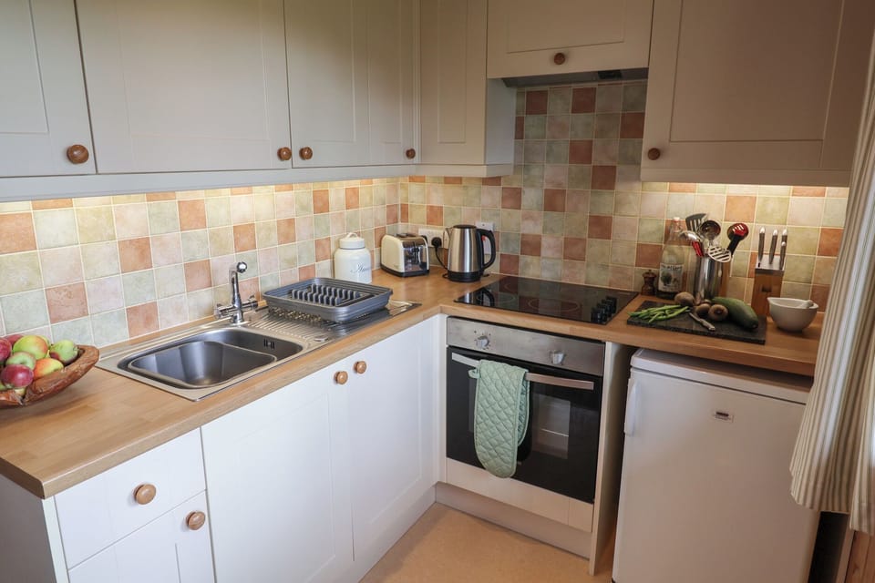 Cottage | Private kitchen | Fridge, microwave, cookware/dishes/utensils