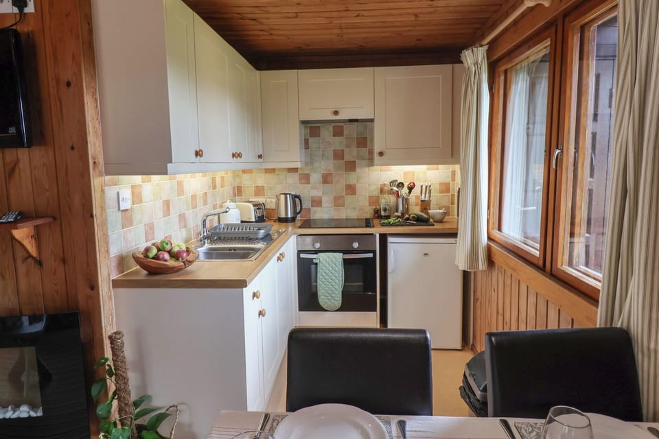 Cottage | Private kitchen | Fridge, microwave, cookware/dishes/utensils