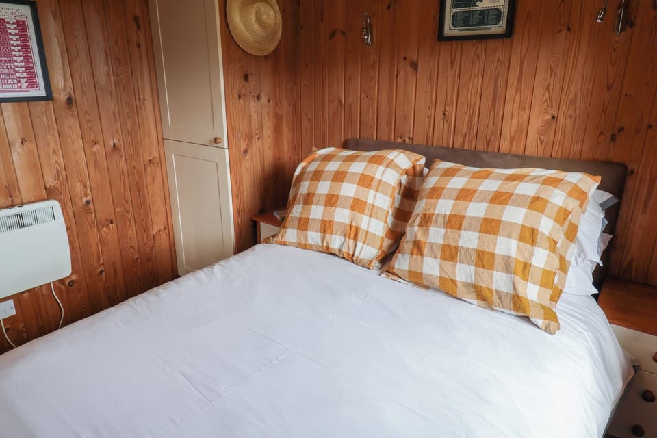 Cottage | 2 bedrooms, individually decorated, individually furnished, free WiFi