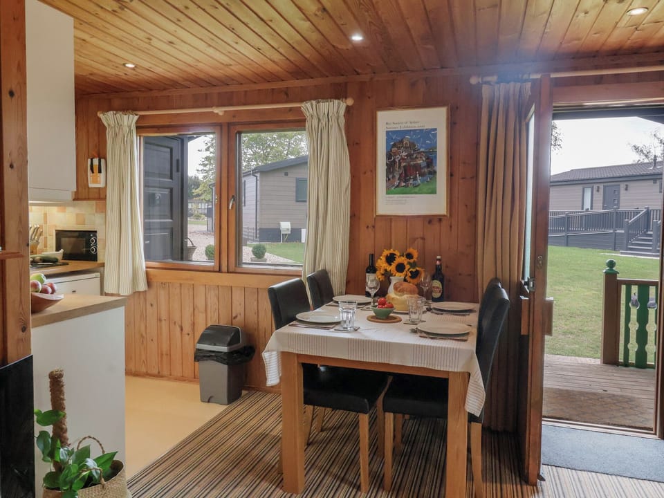 Cottage | Dining