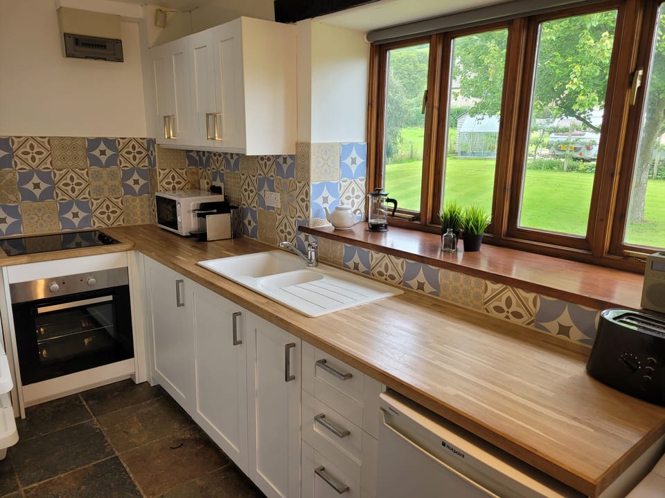 Cottage | Private kitchen | Fridge, microwave, cookware/dishes/utensils