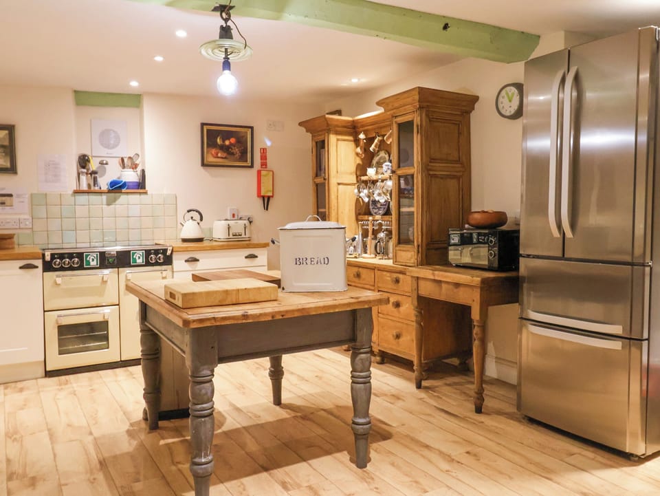Cottage | Private kitchen | Fridge, dishwasher, cookware/dishes/utensils