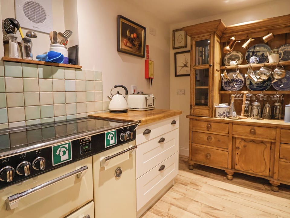 Cottage | Private kitchen | Fridge, microwave, dishwasher, cookware/dishes/utensils