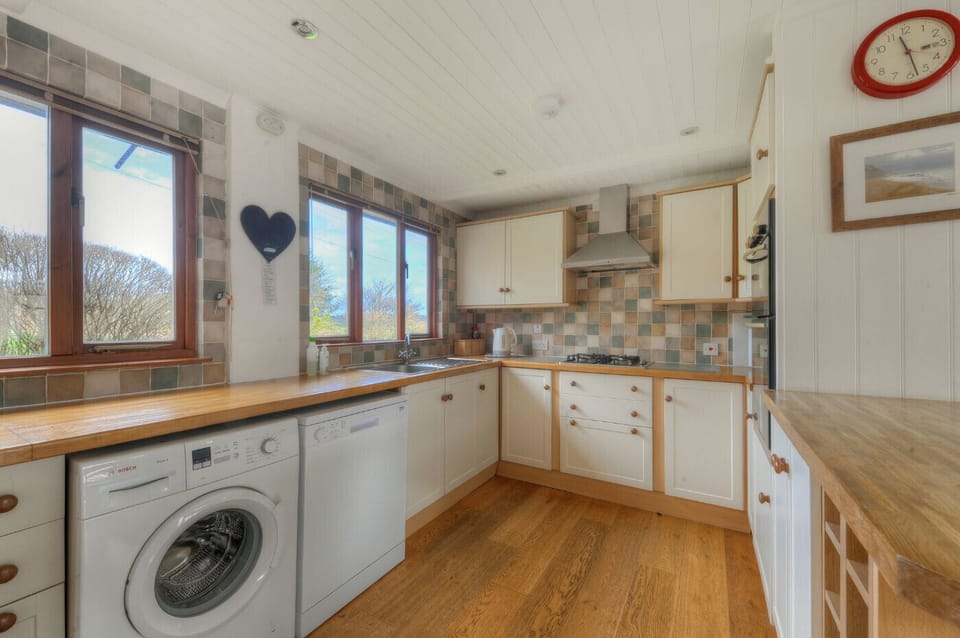 Cottage | Private kitchen | Fridge, microwave, dishwasher, cookware/dishes/utensils