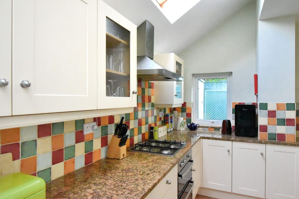 Cottage | Private kitchen | Fridge, microwave, dishwasher, cookware/dishes/utensils