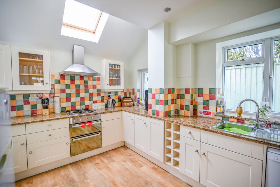 Cottage | Private kitchen | Fridge, microwave, dishwasher, cookware/dishes/utensils