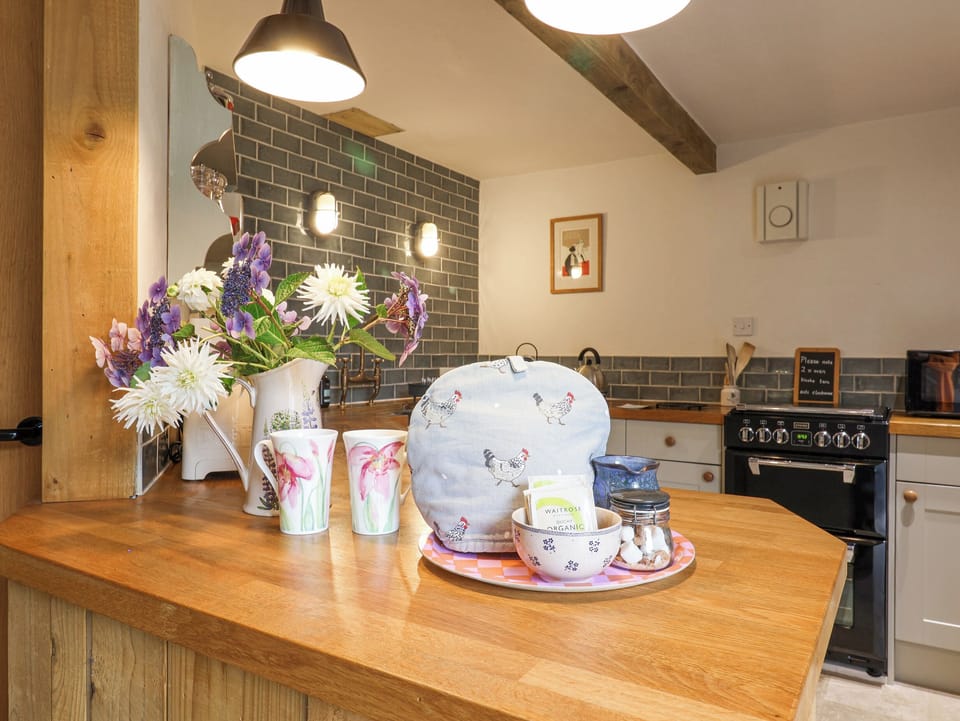 Cottage | Private kitchen | Fridge, microwave, dishwasher, cookware/dishes/utensils