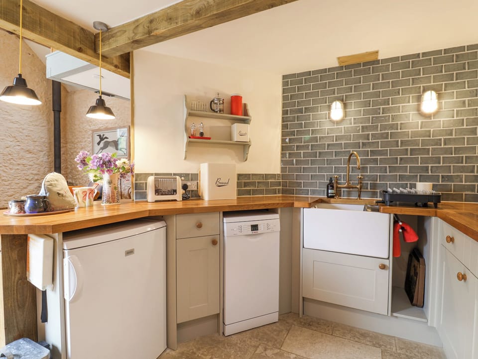 Cottage | Private kitchen | Fridge, microwave, dishwasher, cookware/dishes/utensils