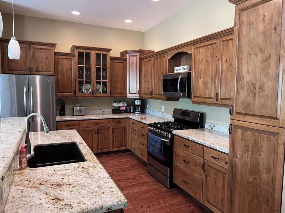 Carry plates straight from this island to the table, no hallway and no juggling, which just means more time actually sitting down together.