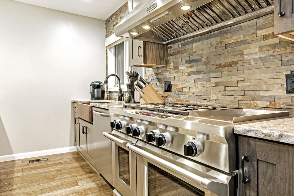 Townhome | Private kitchen | Full-size fridge, microwave, oven, stovetop