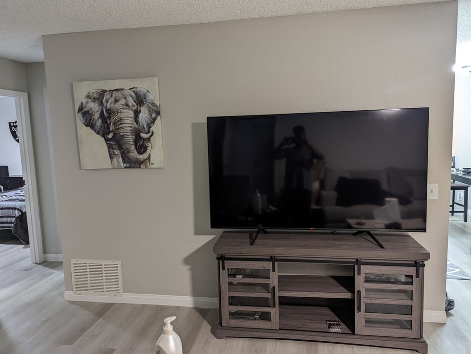 Living Room with Flat Screen TV!