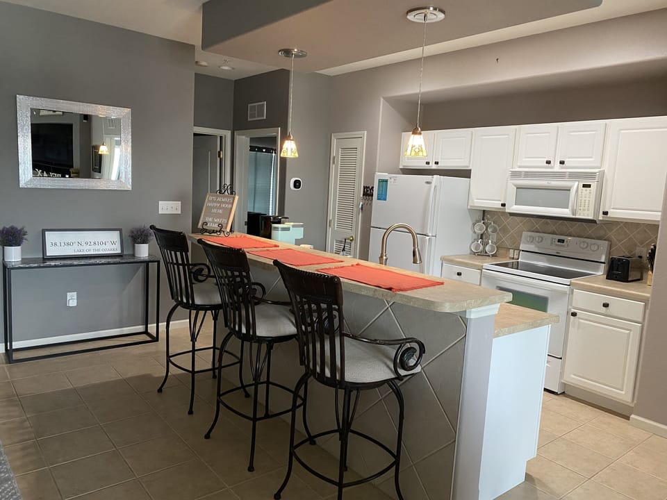 Beautiful eat-in kitchen