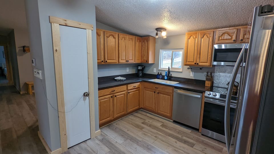 Fantastic kitchen with high end appliances and lots of space!