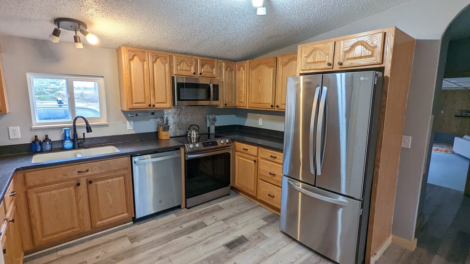 Fantastic kitchen with high end appliances and lots of space!