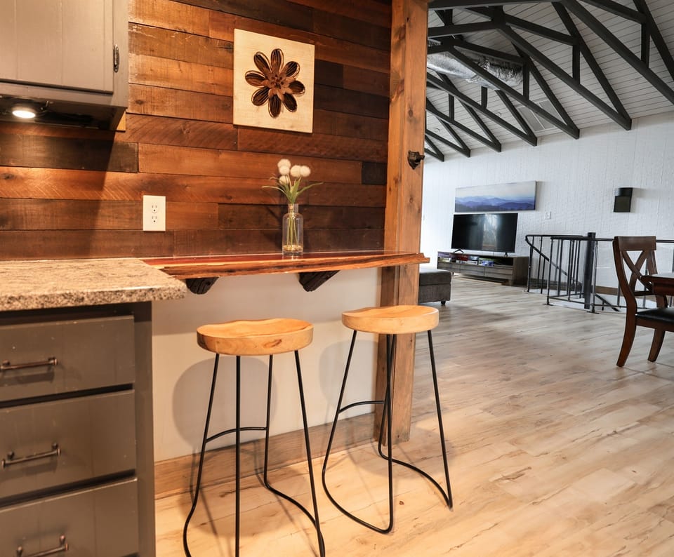 Bar top eating nook in kitchen