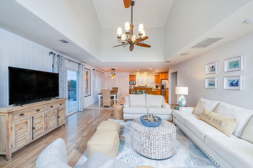 【Living / Dining Area】Huge open concept living / dining area is inviting for all the members in your group