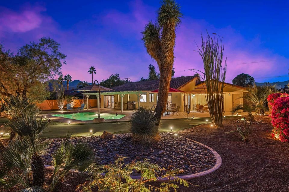 Beautiful Back Yard with Private Swimming Pool 