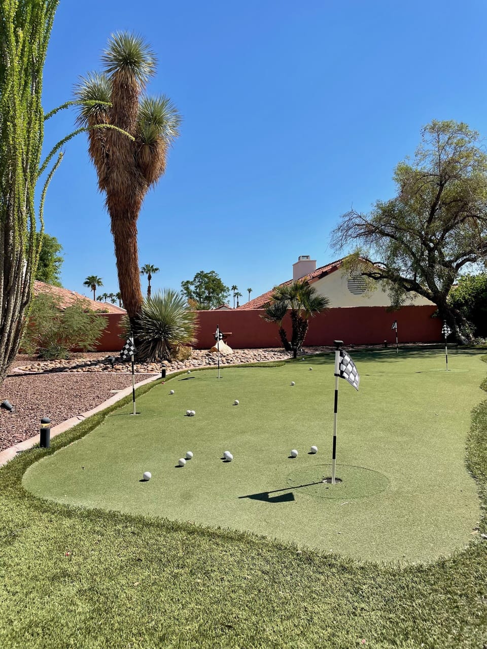 5-hole professional putting and chipping green
