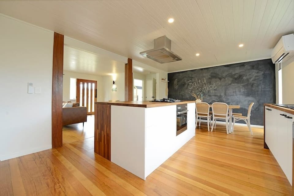Fully equipped kitchen with dishwasher, oven, stove, fridge/freezer, microwave and coffee machine
