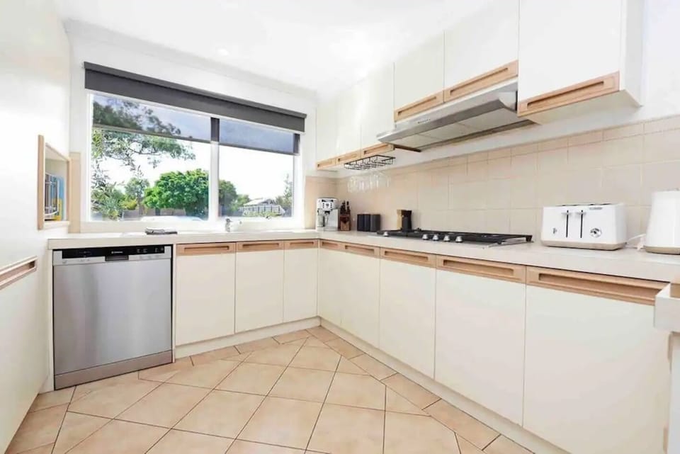 Fully equipped kitchen with dishwasher, oven, stove, fridge/freezer, microwave and coffee machine