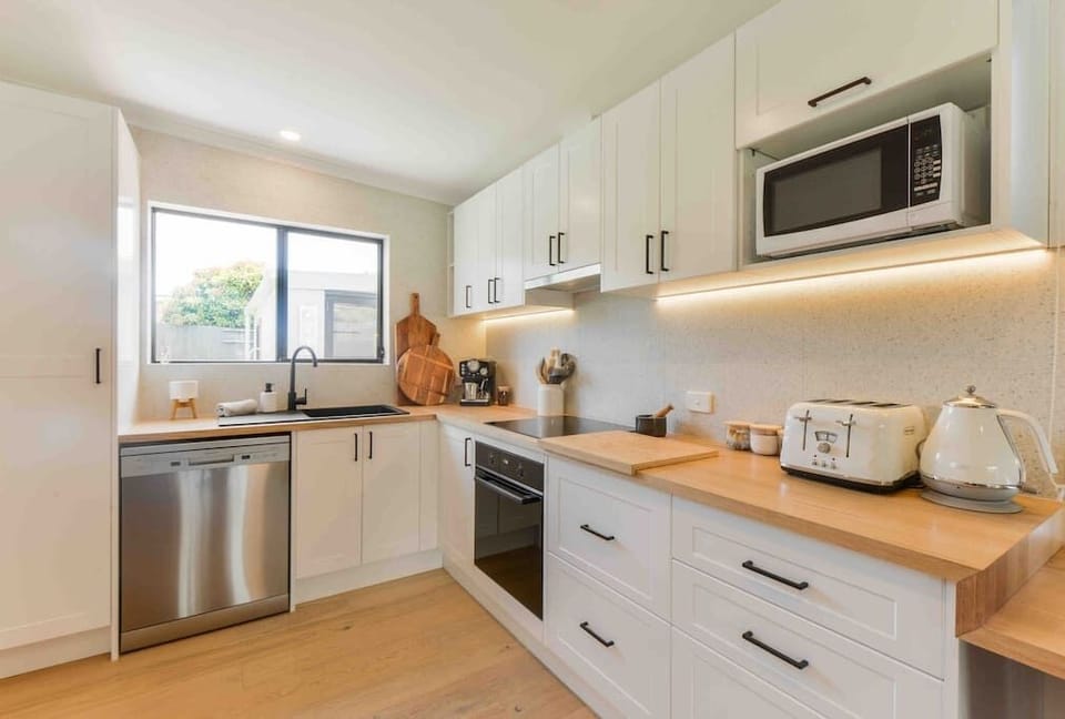 Fully equipped kitchen with dishwasher, oven, stove, fridge/freezer, microwave and coffee machine