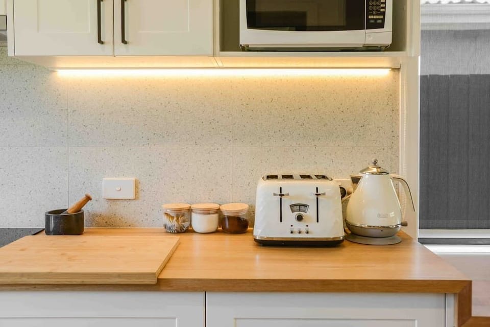 Fully equipped kitchen with dishwasher, oven, stove, fridge/freezer, microwave and coffee machine