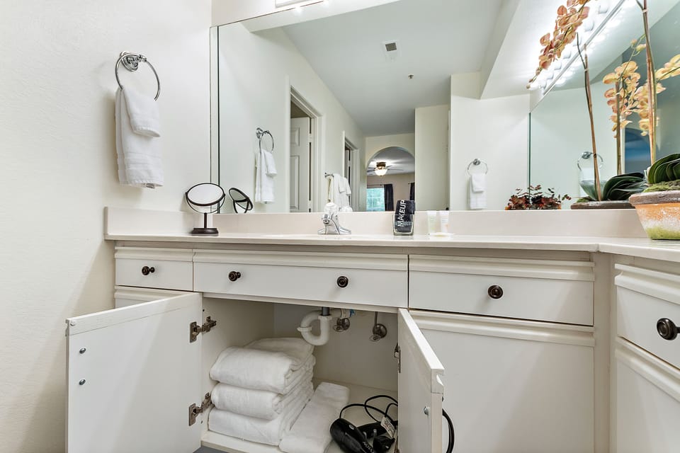 Main Kind Suite ensuite bathroom.  Extra towels