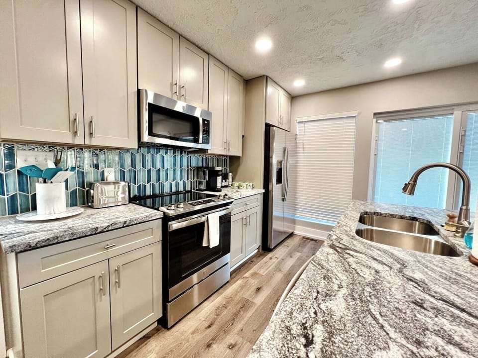 Gourmet Kitchen: Whip up delicious meals in this stunning kitchen with modern appliances!