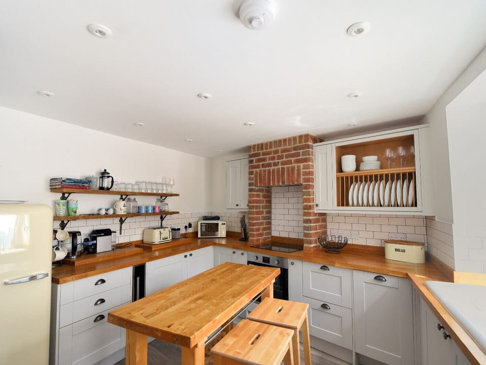 Cottage | Private kitchen | Fridge, microwave, dishwasher, cookware/dishes/utensils