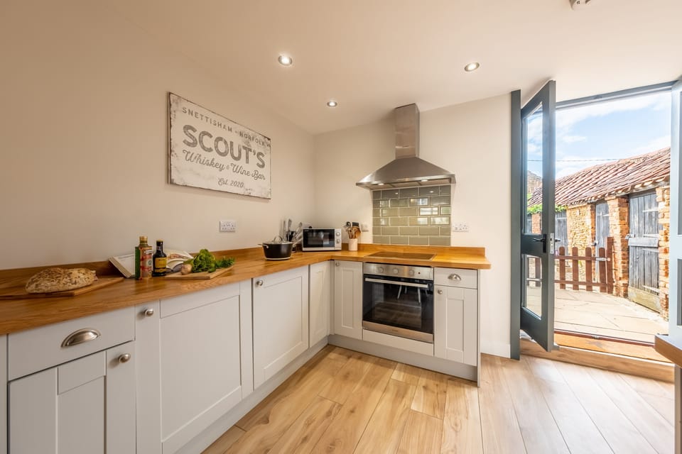 Scouts Cottage, Snettisham: Arriving into the well-equipped kitchen