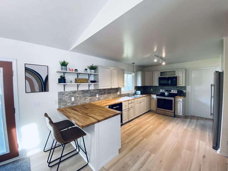 Large kitchen w/ plenty of space to entertain!!