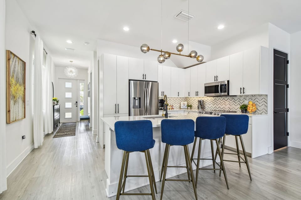 Designer kitchen, island bar, and stainless steel appliances for great entertainment and fun in the chef's kitchen.