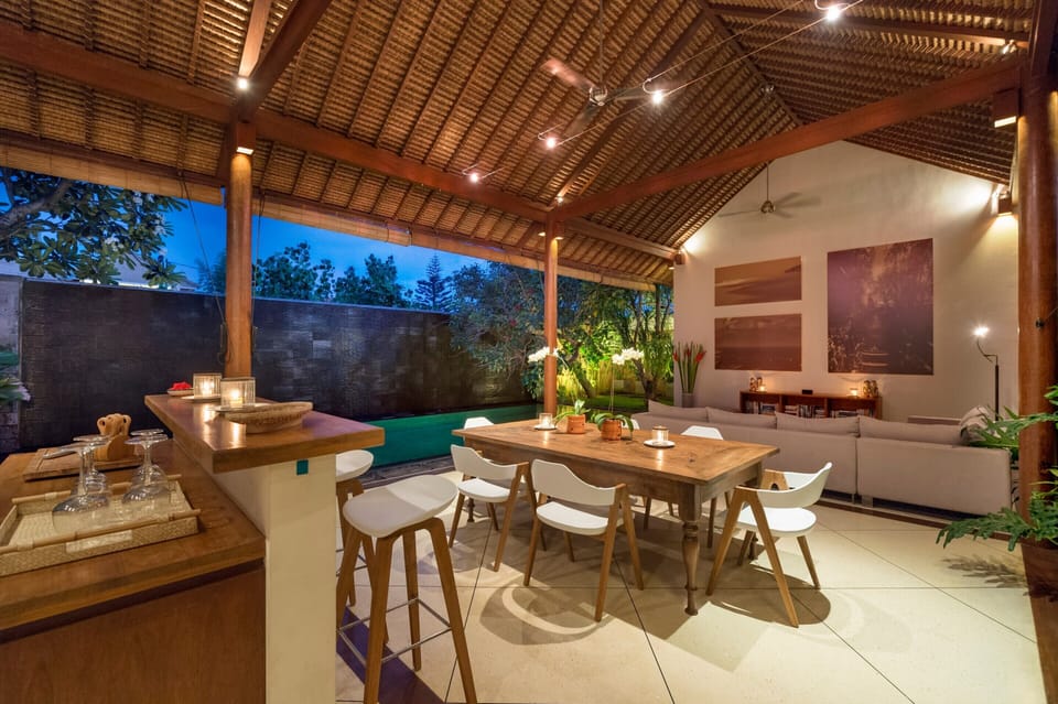 Standard Villa, 2 Bedrooms, Non Smoking, Pool View | In-room dining