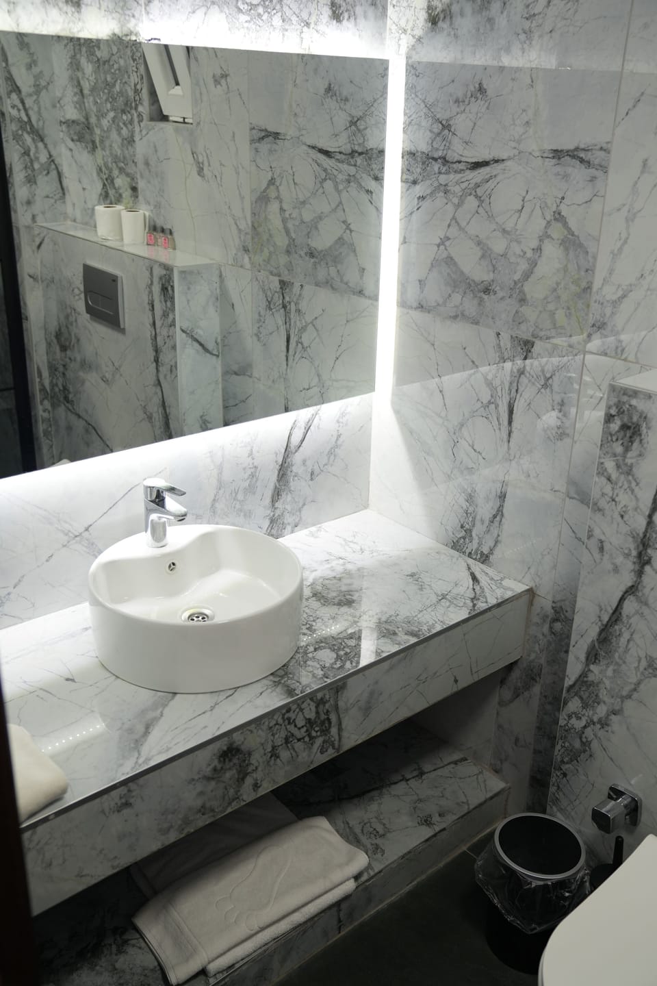 Deluxe Double Room | Bathroom | Shower, rainfall showerhead, hair dryer, slippers