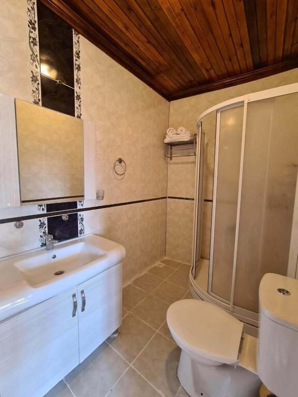 Executive Double Room | Bathroom | Shower, rainfall showerhead, free toiletries, hair dryer
