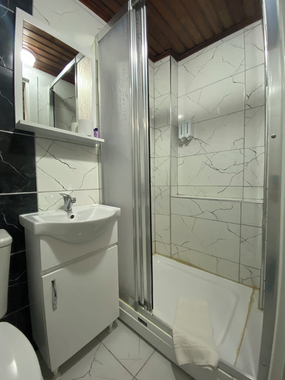 Shower, rainfall showerhead, free toiletries, hair dryer