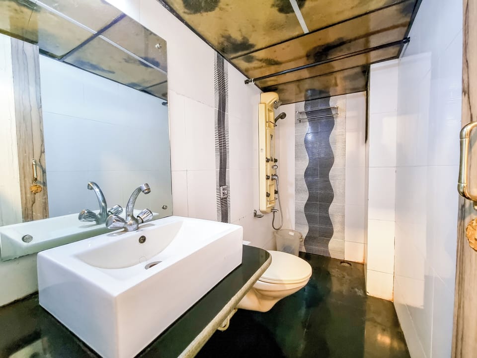 Executive Room | Bathroom | Shower, rainfall showerhead, towels, soap