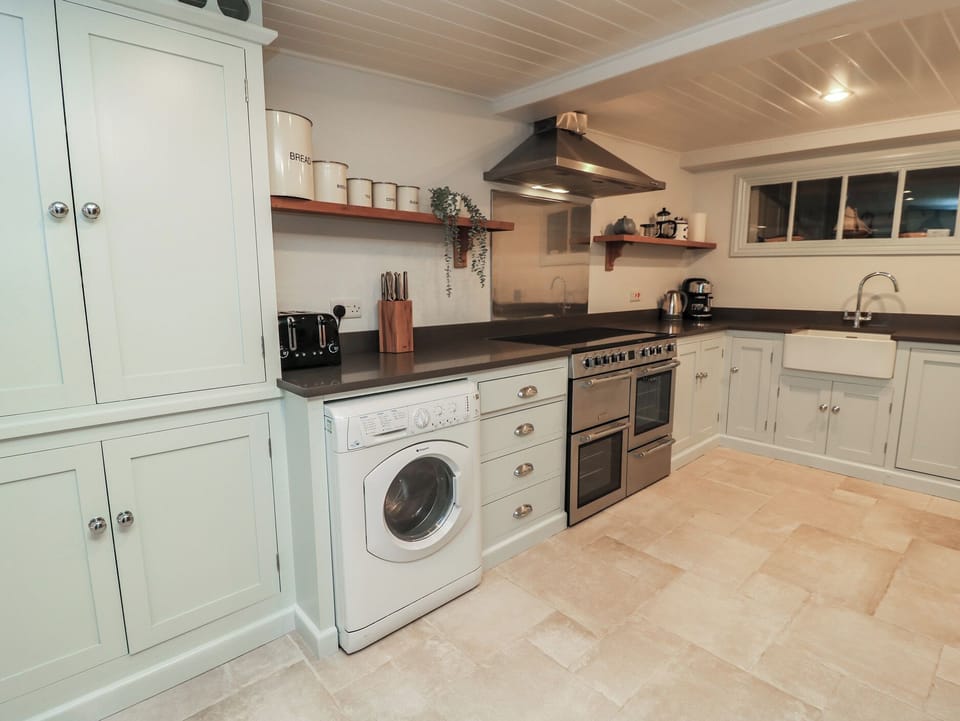 Cottage | Private kitchen | Fridge, microwave, dishwasher, cookware/dishes/utensils