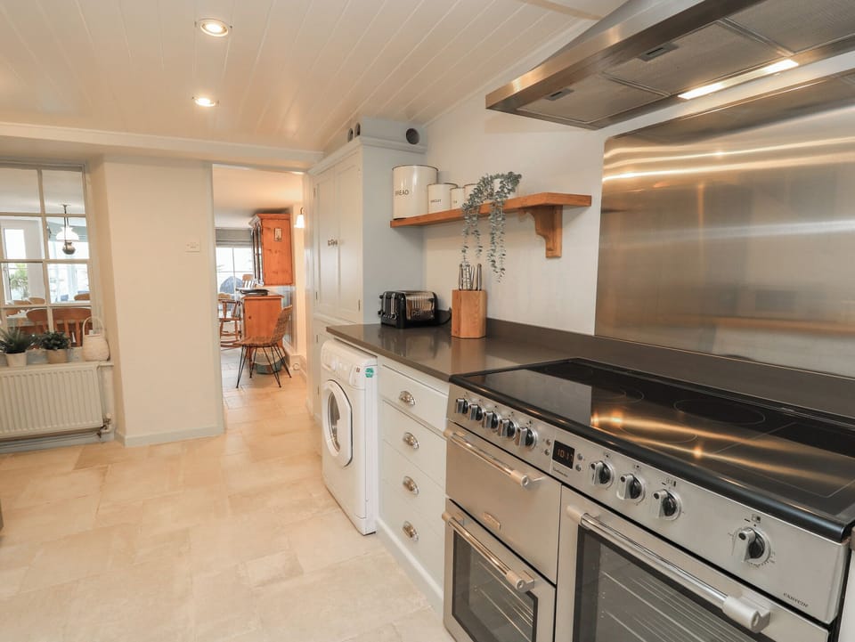 Cottage | Private kitchen | Fridge, microwave, dishwasher, cookware/dishes/utensils