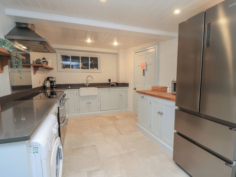 Cottage | Private kitchen | Fridge, microwave, dishwasher, cookware/dishes/utensils
