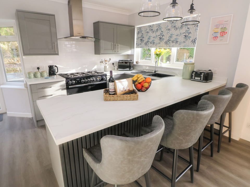 Cottage | Private kitchen | Fridge, microwave, dishwasher, electric kettle