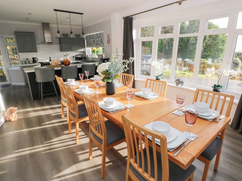 Cottage | Dining