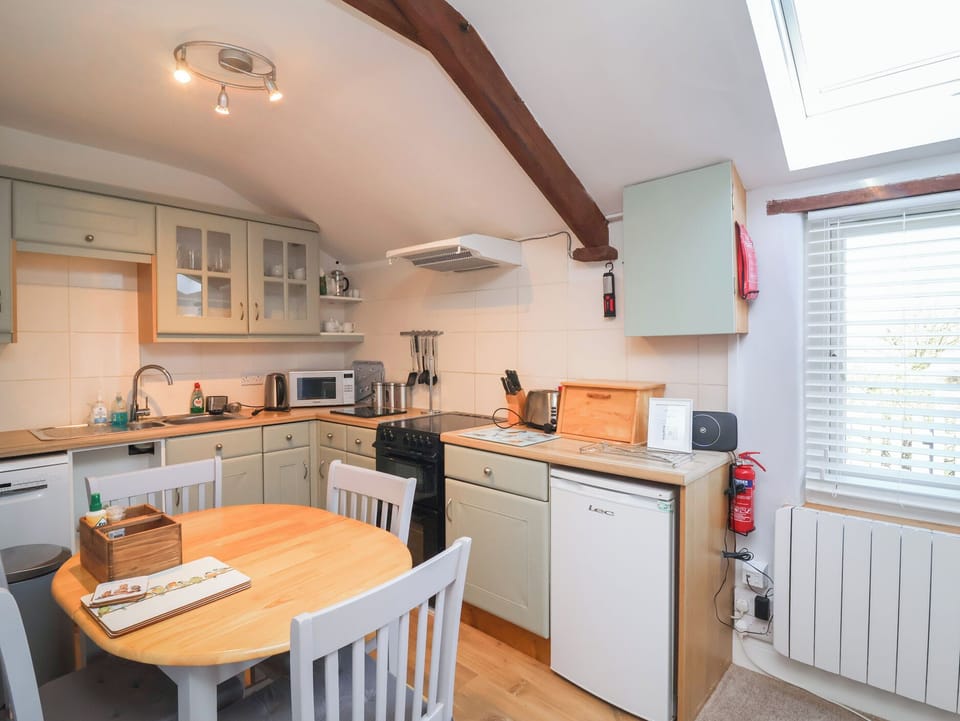 Cottage | Private kitchen | Fridge, microwave, dishwasher, electric kettle
