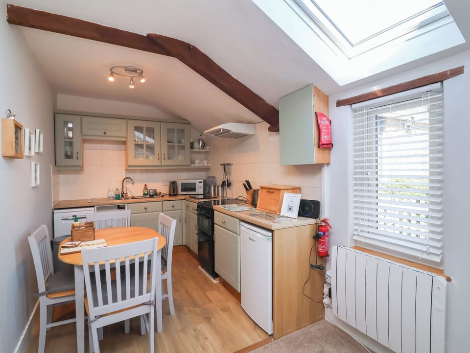 Cottage | Private kitchen | Fridge, microwave, dishwasher, electric kettle