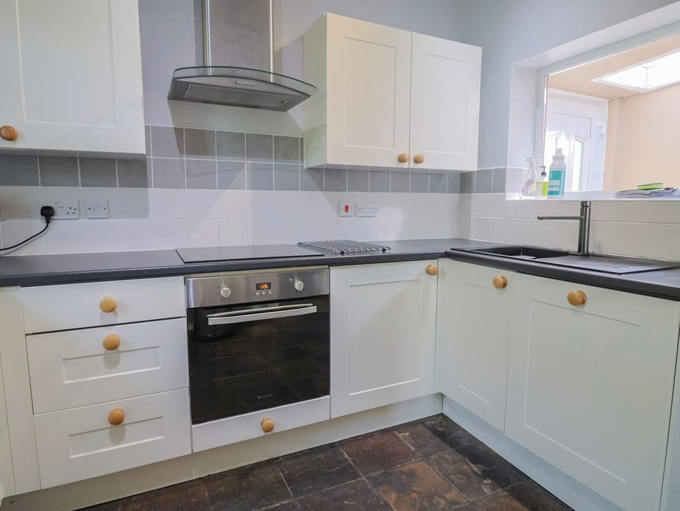 Fridge, microwave, dishwasher, cookware/dishes/utensils