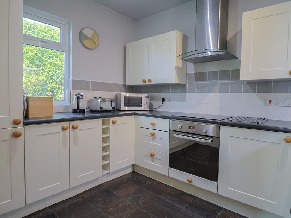 Fridge, microwave, dishwasher, cookware/dishes/utensils