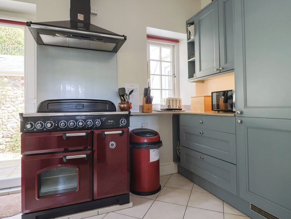Fridge, microwave, dishwasher, cookware/dishes/utensils