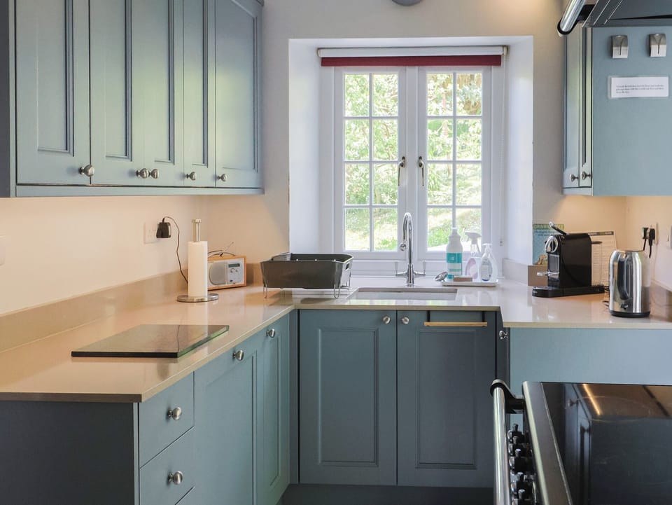 Fridge, microwave, dishwasher, cookware/dishes/utensils