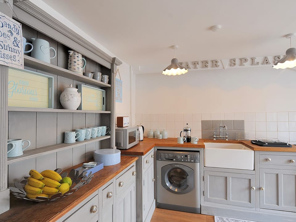 Cottage | Private kitchen | Fridge, microwave, dishwasher, cookware/dishes/utensils
